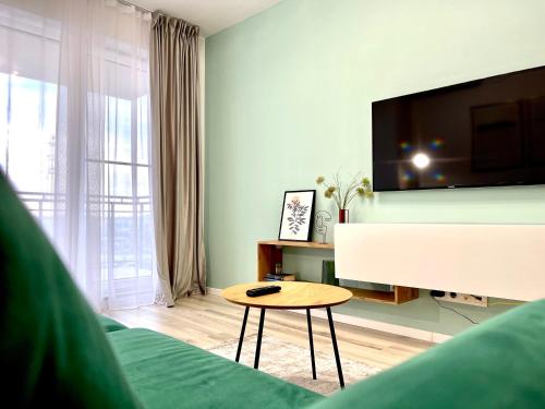TV a/nebo společenská místnost v ubytování Sunset View Apartment