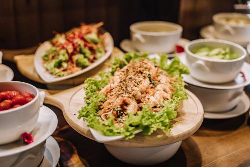 een tafel met borden en kommen eten bij Rocks Beach Boutique in Phu Quoc