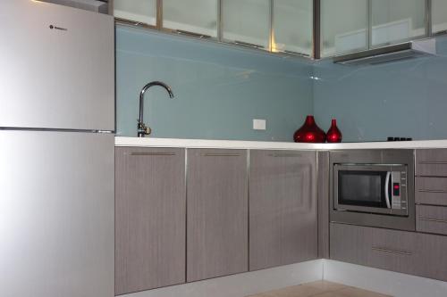 A kitchen or kitchenette at Glenelg Gateway Apartments