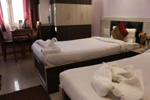Postel nebo postele na pokoji v ubytování Hotel Vaishnavi Heights