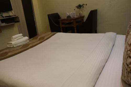 Postel nebo postele na pokoji v ubytování Hotel Vaishnavi Heights