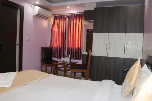 Postel nebo postele na pokoji v ubytování Hotel Vaishnavi Heights