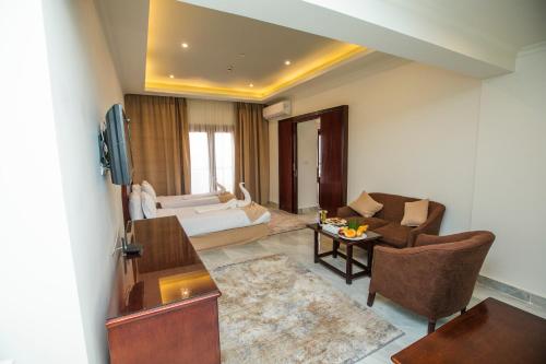 ein Wohnzimmer mit einem Sofa und einem Tisch in der Unterkunft AIFU Hotel El Montazah Alexandria in Alexandria