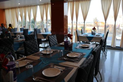 Restaurace v ubytování Hotel Vaishnavi Heights