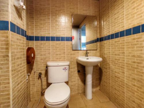 łazienka z toaletą i umywalką w obiekcie Non La Mer Hostel - Bed & Yoga w mieście Ko Lanta