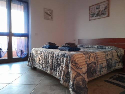 een slaapkamer met 2 bedden en kussens erop bij Appartamento Sofia - Nord Sardegna - Badesi in Badesi