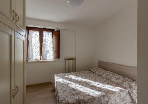 een slaapkamer met een bed en een raam bij Casa Sofia - Irpinia in Avellino