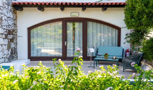 un patio con una puerta corredera de cristal y un banco en Marti Resort Deluxe Hotel en Marmaris