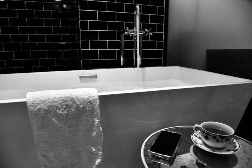 Bilik mandi di Noir Home