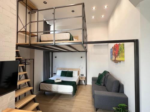 1 dormitorio con litera y sofá en Vip Apartments Valencia, en Valencia