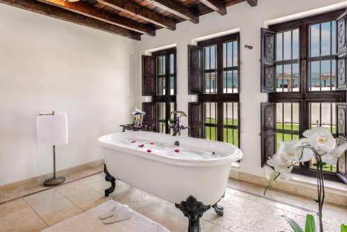 bañera en una habitación con ventanas en Al Maya Island & Resort, en Abu Dabi