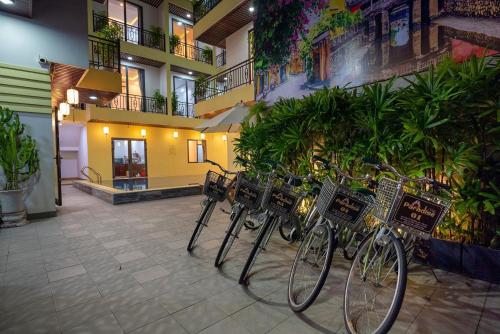 um grupo de bicicletas estacionadas ao lado de um edifício em Hoi An Paradise Villa em Hoi An