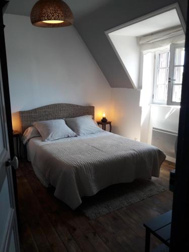 une chambre avec un lit et une fenêtre dans l'établissement Chambre d'hôtes La Maison du Neuilly, au Conquet