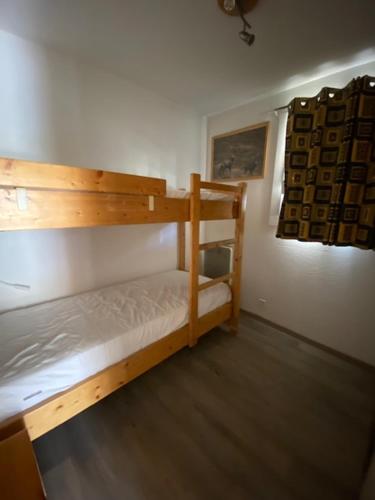 1 Schlafzimmer mit 2 Etagenbetten in einem Zimmer in der Unterkunft Boost Your Immo Les Deux Alpes Grande Chaume 173 in Les Deux Alpes