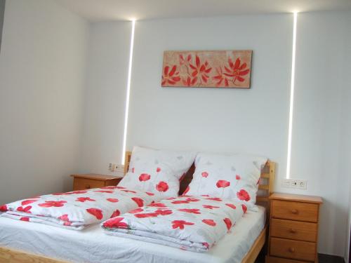 un letto con cuscini rossi e bianchi di Room with private bathroom and sea view, 50 m del mar a Radazul