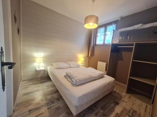 ein kleines Schlafzimmer mit einem Bett und einem Fenster in der Unterkunft Le saut du cerf (ferme du sotré) in Gérardmer