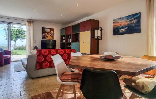 un salon avec une table et un canapé dans l'établissement Gorgeous Home In Saint-Denis-D'oléron, à Saint-Denis-dʼOléron