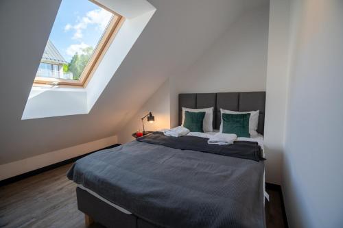 ein Schlafzimmer mit einem großen Bett und einem großen Fenster in der Unterkunft Apart Invest Widok 800 C14 in Szklarska Poręba