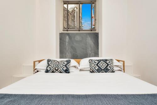 Ένα ή περισσότερα κρεβάτια σε δωμάτιο στο Colonna 24 Luxury Room in Portovenere near 5 Terre