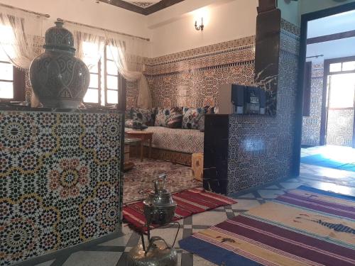 ein Wohnzimmer mit einem Sofa und einem Tisch in der Unterkunft Appart Artisanal BATHA Fez in Fès