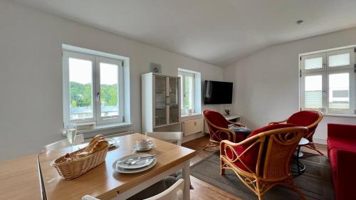 ein Wohnzimmer mit einem Tisch und Stühlen in der Unterkunft Villa Sonneck - Wohnung 21 in Ostseebad Sellin
