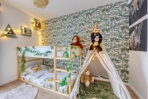 Dormitorio infantil con cama y juguete en 7 Heaven parking securise gratuit, en Noisy-le-Sec