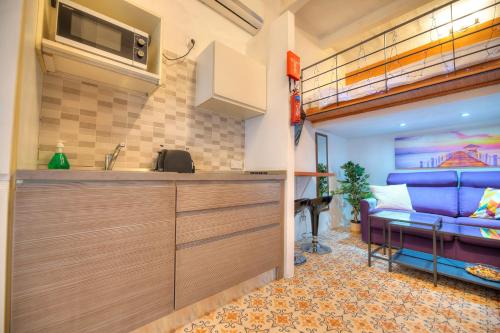eine Küche mit einem Hochbett und ein Wohnzimmer in der Unterkunft Cozy & cute studio in the heart of Valletta GOVAL2 in Valletta