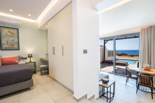 un soggiorno con letto e una sala da pranzo con tavolo di Isanema Villas a Karpathos