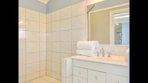 Apple Tree Cottage - Comboyne Mountain Cottages في Comboyne: حمام أبيض مع حوض ومرآة