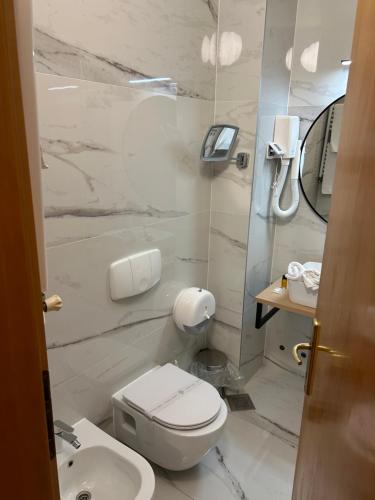 biała łazienka z toaletą i umywalką w obiekcie HOTEL MEDUZA w Biogradzie na Moru