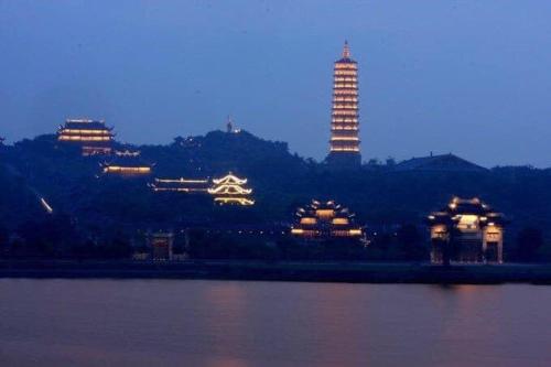 - Vistas a la ciudad por la noche y al río en Hoa Thi hotel, en Tiên Tân