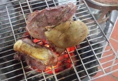 eine Gruppe von Fleisch und Kartoffeln auf einem Grill in der Unterkunft Hoa Thi hotel in Tiên Tân