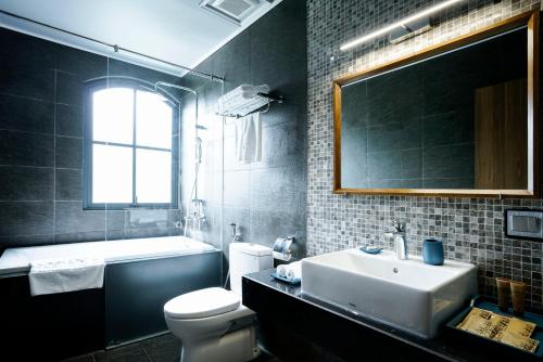 Phòng tắm tại 1925 Ha Long Hotel