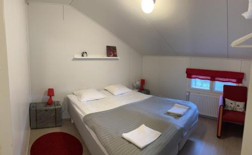 Un dormitorio con una cama grande y una ventana en DAG-15 en Korpo