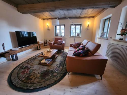 a living room with a couch and a tv at außergewöhnliches, historisches, spätgotisches Wohnhaus von 1519, Gries 5 in Gera