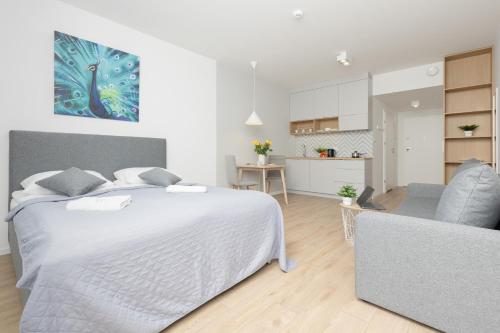 Ένα ή περισσότερα κρεβάτια σε δωμάτιο στο Metro Bielany Apartments with Parking by Noclegi Renters