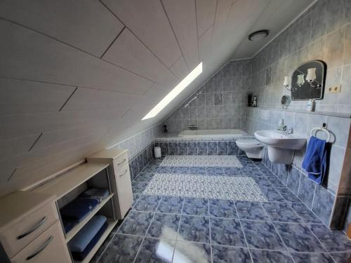 a bathroom with a sink and a tub and a toilet at Schöne Wohnung mit eigenem Eingang und Parkplatz in Fulda