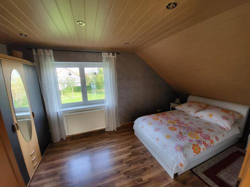 a small bedroom with a bed and a window at Schöne Wohnung mit eigenem Eingang und Parkplatz in Fulda