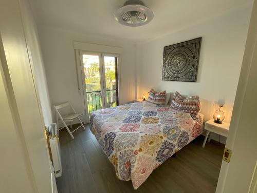 een slaapkamer met een bed met een quilt bij Apartment La Isla Bonita in Jávea