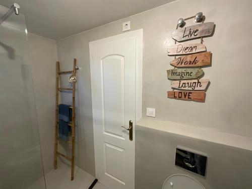 een badkamer met een bord dat leest als een droom werk verbeteren moraal en liefde bij Apartment La Isla Bonita in Jávea