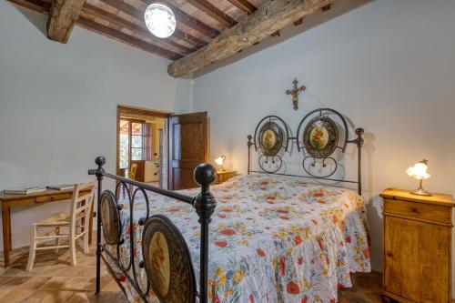 um quarto com uma cama com uma cruz na parede em Chalet In Enchanted Forest Private Pool - Happy Rentals em Baschi
