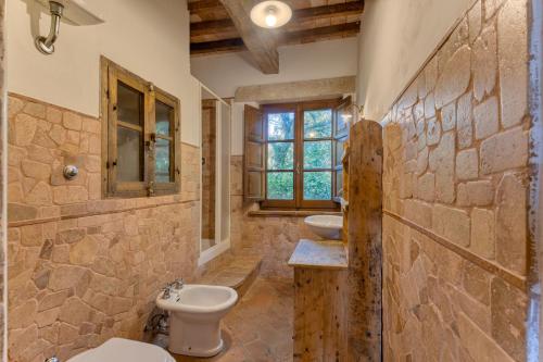 - Baño con 2 lavabos y 2 aseos en Chalet In Enchanted Forest Private Pool - Happy Rentals, en Baschi
