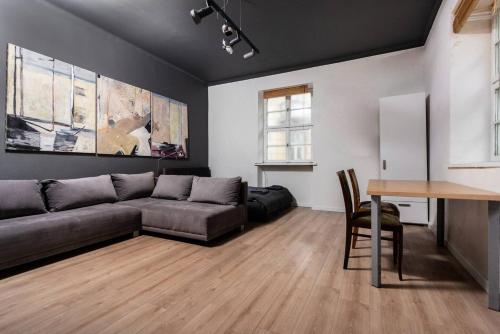 克拉科夫的住宿－Industrial Apartment - Jewish Quarter，客厅配有沙发和桌子
