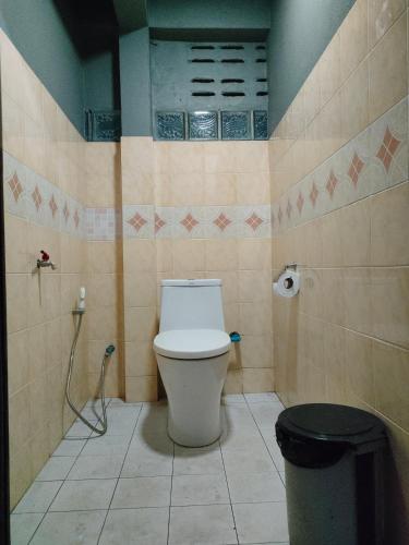 a bathroom with a toilet and a trash can at Garden View Resort Tonsai in Tonsai Beach