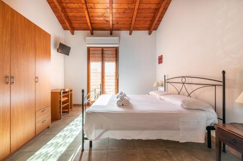 1 dormitorio con cama y techo de madera en Val Paraiso Rooms - Unforgettable Holiday, en Teulada