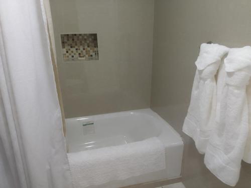 y baño con aseo blanco y espejo. en Abigail's Sunflower Entire 2 Bedroom Apt, en Tortola Island