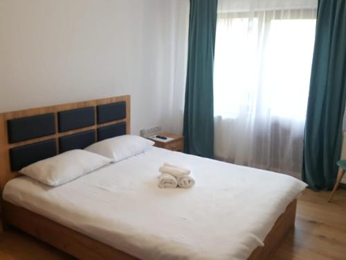 sypialnia z łóżkiem z dwoma ręcznikami w obiekcie Casa Sura Sasilor w Sybinie