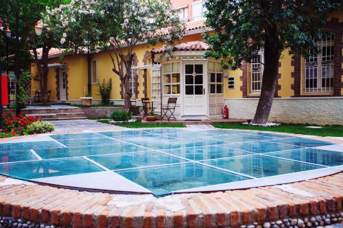 une maison avec une piscine dans la cour dans l'établissement Villa Levante, à Izmir