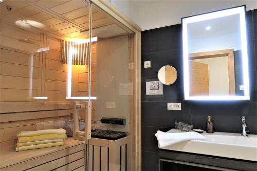 bagno con lavandino e specchio di Mountain-Apart Simonhof a Maria Alm am Steinernen Meer