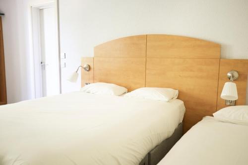 dwa łóżka siedzące obok siebie w sypialni w obiekcie Campanile Milton Keynes - Fenny Stratford w mieście Milton Keynes